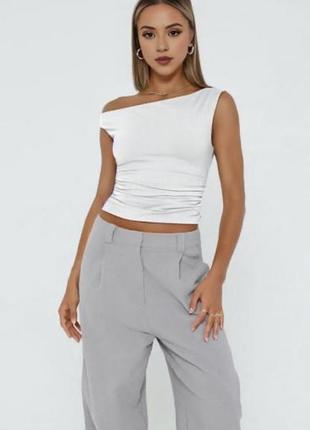 Білий топ від бренду divided (h&m) має стильний виріз "човник" та драпірування з боків.  * бренд: divided * колір: білий *