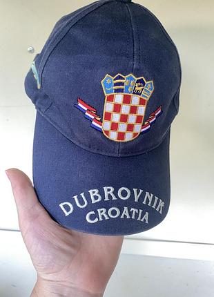 Стильна бейсболка "dubrovnik croatia" — оригінальний сувенір у чудовому стані!