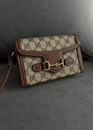 Жіноча сумка gucci horsebit через плече бежево-коричнева з принтом gg