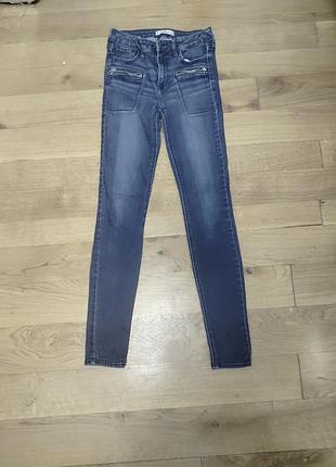 Джинсы скинни (skinny) синего цвета с эффектом потертости.