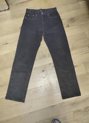 Мужские джинсы классического прямого кроя.