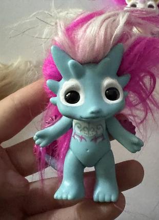 Це фігурка oceana з колекції the zelfs від moose toys, яка має блакитну шкіру та яскраво-рожеве волосся.