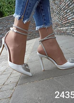Жіночі святкові туфлі білі з атласу атласні на високому підборі шпильці з відкритою п'ятою з ремінцем перепліт зі стразами з гострим носком