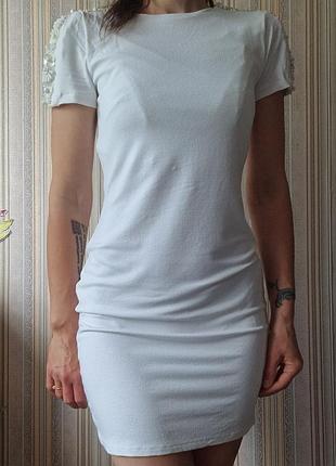 Молочное облегающее платье asos мини xs, 34 размер, с цветами на плечах