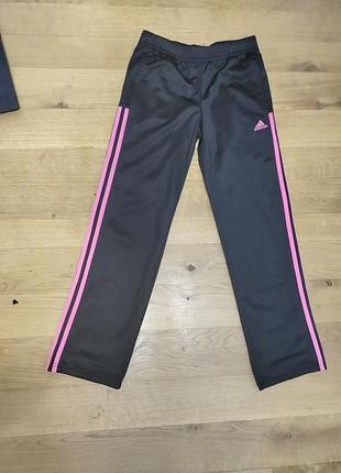 Женские спортивные штаны adidas.