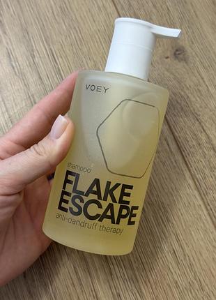 Шампунь проти лупи voey flake escape у флаконі об'ємом 500 мл.