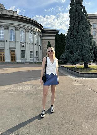 Синя атласна спідниця та біла лляна жилетка (костюм трійка)