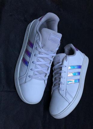 Кроссовки белые, adidas grand court с переливающимися голографическими полосками