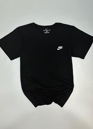Футболка nike чорна