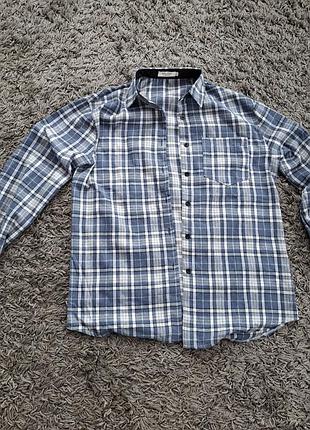 Мужская рубашка с размерами s, m, l, xl. изготовлена из хлопка, синего цвета.
новая, по наборке s, но крупномерит