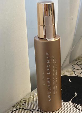 Спрей для автозасмаги beauty pie awesome bronze flawless self-tanning mist у золотистому флаконі.