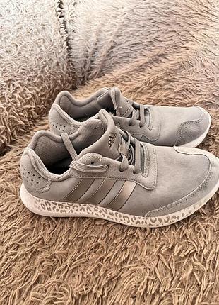 Жіночі кросівки adidas