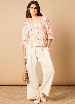 На фото зображена жіноча блуза printed square neck puff sleeve top від британського бренду oasis.