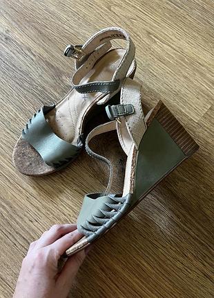 Шкіряні босоніжки сандалі clarks 38 розмір танкетка