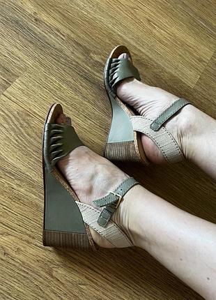Шкіряні босоніжки сандалі clarks 38 розмір танкетка