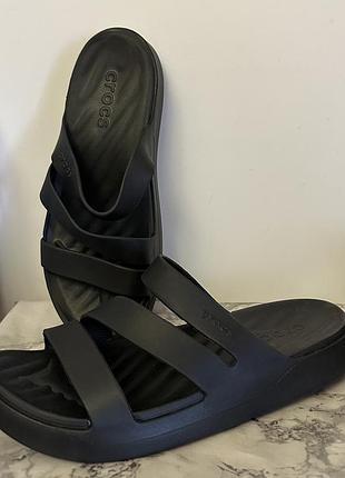 Жіночі шльопанці crocs  чорного кольору з товстою платформою