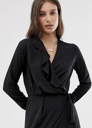 Чорне плаття міді inwear з запахом і оборками/рюшами сукню на запах