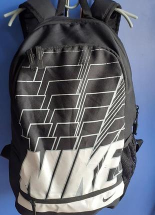 Чёрный рюкзак nike classic north имеет узнаваемый графический принт с логотипом.б/у.хорошее состояние.45*28*18см.
