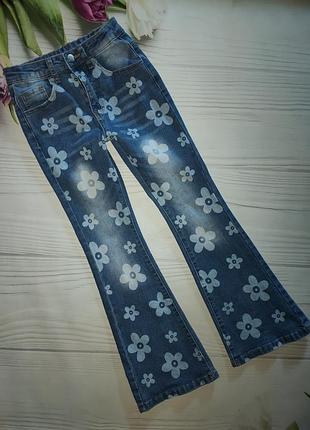 Джинсы клеш с цветами shein