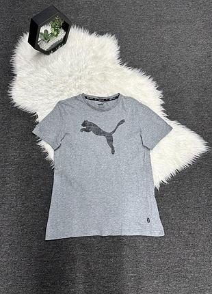 Сіра футболка puma має графічний принт логотипу cat на грудях.