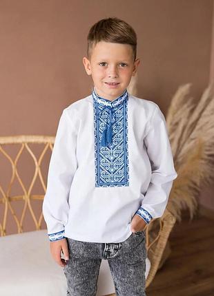 Вышиванка для мальчика белая, гусочки сине-голубая вышивка 128