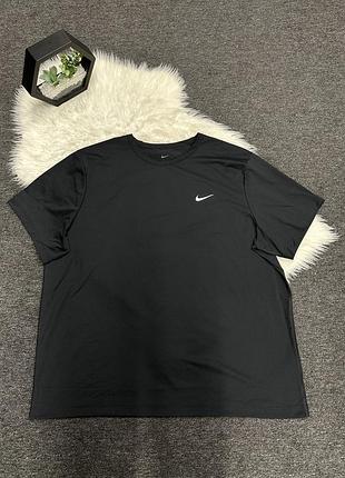 Чорна чоловіча футболка nike dri-fit hyverse виготовлена з вологовідвідної тканини та має захист від уф-випромінювання.