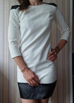 Біла міні-сукня з контрастними атласними вставками, xs/s