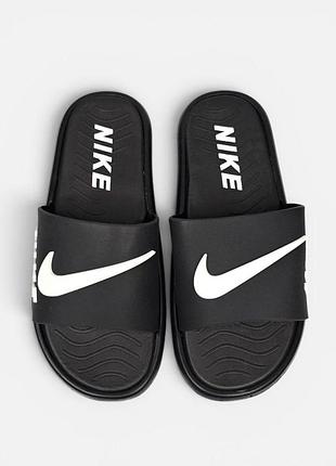 Черные шлепанцы nike с большим белым логотипом swoosh на ремешке и надписью на стельке
