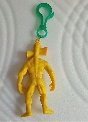 Игрушка фигурка сиреноголовый.
жёлтая фигурка сиреноголового (siren head) на зелёном карабине. 2