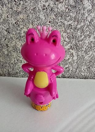 Игрушка  от конфеты kidsmania ribbit pop в форме розовой лягушки с короной.
