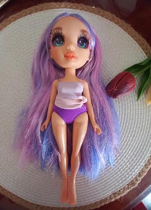 Ця модна лялька rainbow high swim & style (серія violet) має висоту 28 см і вирізняється фіолетовим волоссям та одягом.