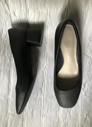 Туфлі m&s чорні шкіряні на низькому підборі