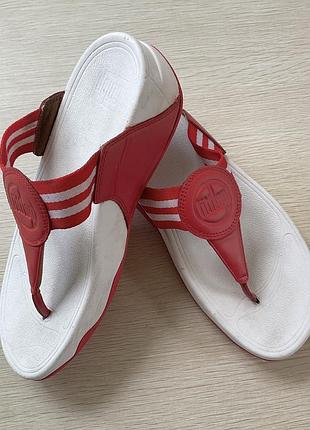 Женские босоножки-шлепанцы fitflop.