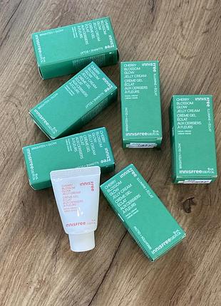 Зволожуючий гель-крем innisfree cherry blossom glow jelly cream, призначений для надання шкірі сяйва.
