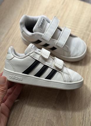 Продам базові кросівки adidas
