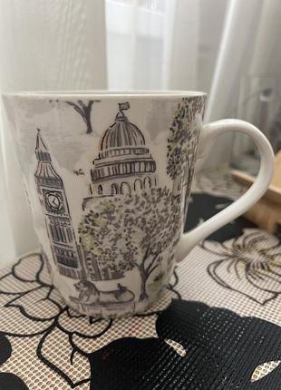 Порцелянова чашка cath kidston прикрашена принтом london toile із зображенням визначних пам'яток, таких як біг-бен та собор святого павла.