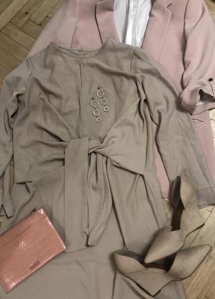 Бежеве коктейльне плаття середньої довжини