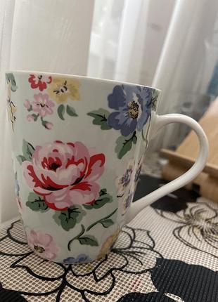 Порцелянова кружка від бренду cath kidston, прикрашена фірмовим квітковим візерунком "ditsy".