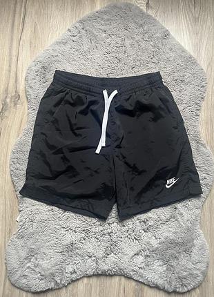 Nike дуже класні шорти нейлонові гарні