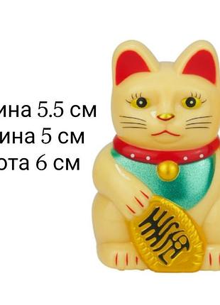 Манеки неко на сонячній батарейці жовтий — японський кіт удачі з рухомою лапкою