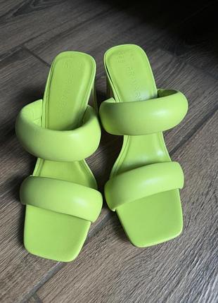 Яркие неоновые босоножки primark
