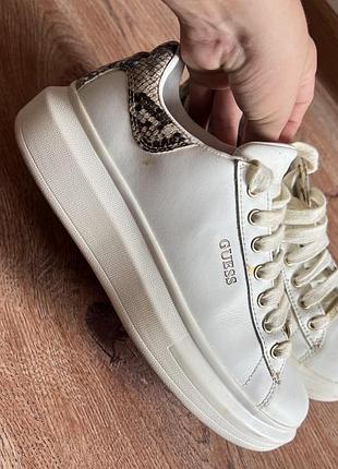 Жіночі шкіряні кросівки guess