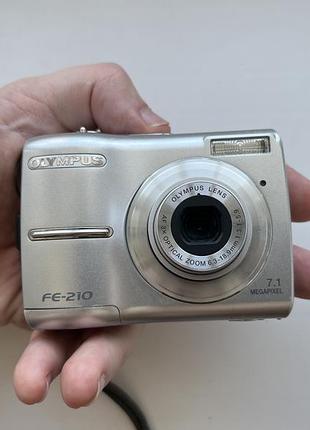 Винтажный фотоаппарат компактная камера olympus fe-210 серебряная