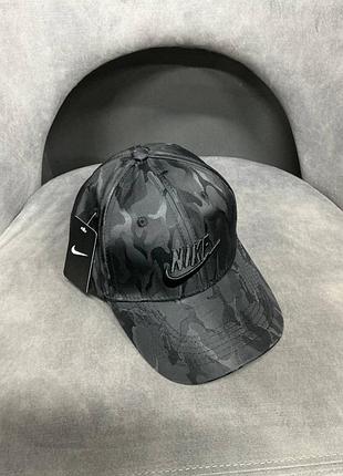 Стильна спортивна кепка nike з принтом