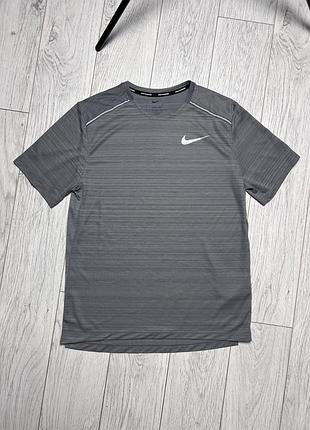 Футболка nike running  розмір м стан ідеал