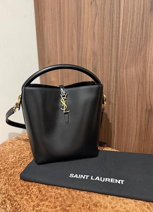Saint laurent le 37 чорна шкіряна сумка-відро
