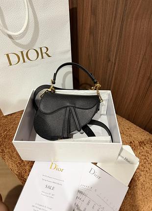 Ця чорна міні-сумка christian dior saddle bag