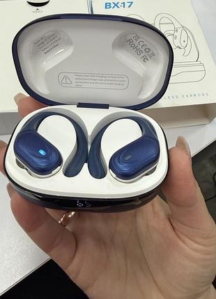 Беспроводные наушники bx17 tws bluetooth спортивные с креплением за ухо и кейсом