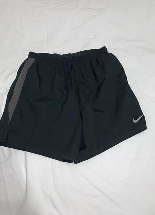 Спортивні шорти nike dri-fit. розмір м.