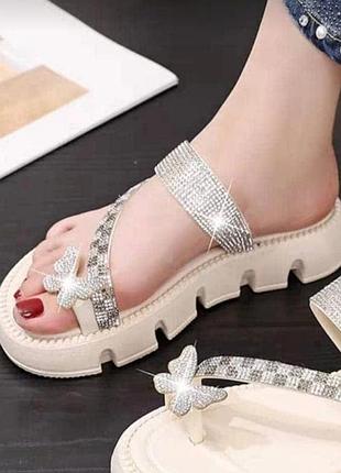 Шлепанцы fashion на высокой платформе с стразами